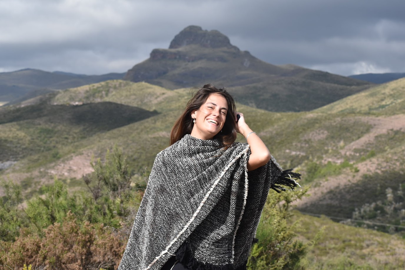 La fonoaudióloga de Luz Propia, al aire libre y sonriendo, con las sierras de fondo.